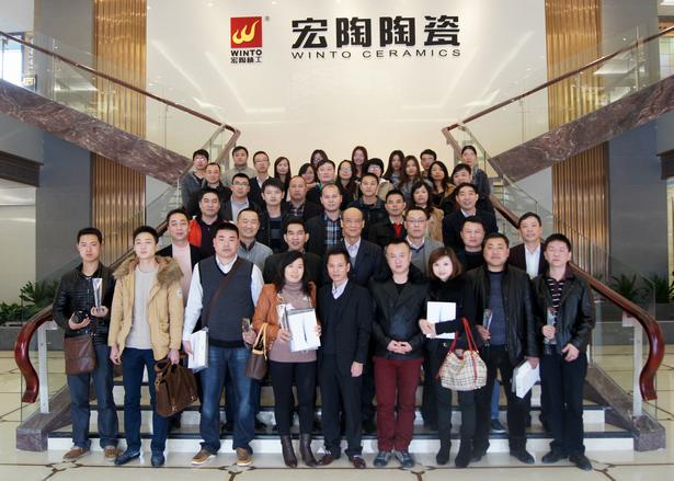 图2、企业相关向导、尊龙凯时人生就是搏各销售老总、获奖经销商代表、销售营业代表及设计师代表在展厅大堂大合影