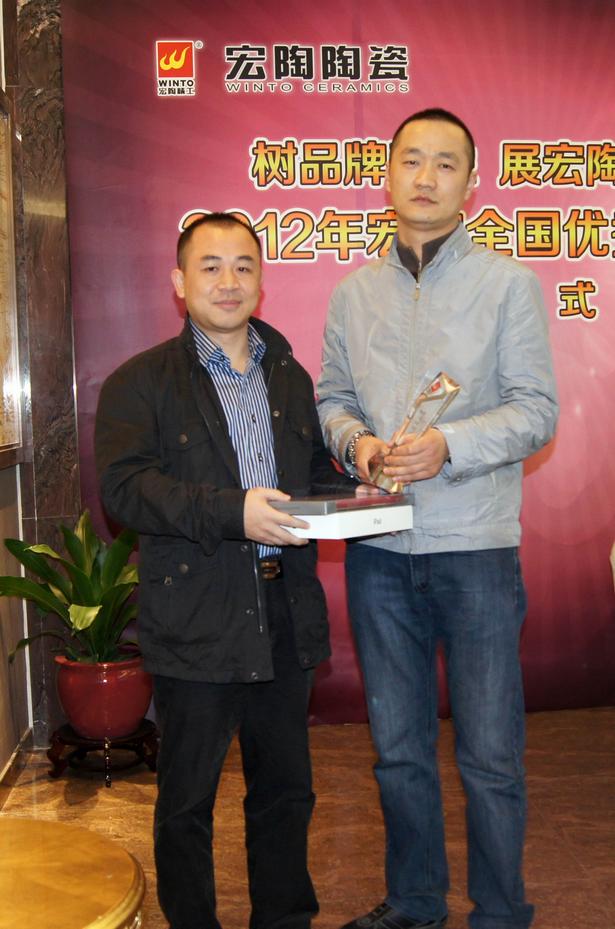 图19、尊龙凯时人生就是搏釉面砖销售副总王虎明为四川泸州尊龙凯时人生就是搏专卖店代表颁奖