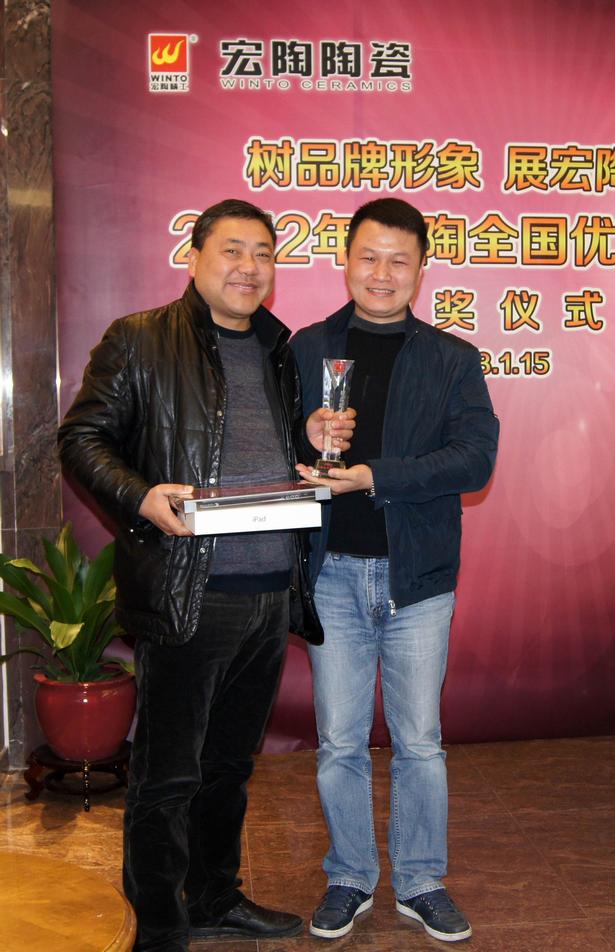 图9、尊龙凯时人生就是搏仿古砖销售副总为江苏常熟尊龙凯时人生就是搏仿古砖专卖店经销商颁奖