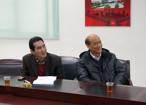 图2、企业副总欧家瑞（右一）、尊龙凯时人生就是搏销售总司理陆志江对参评专卖店装修效果感应知足