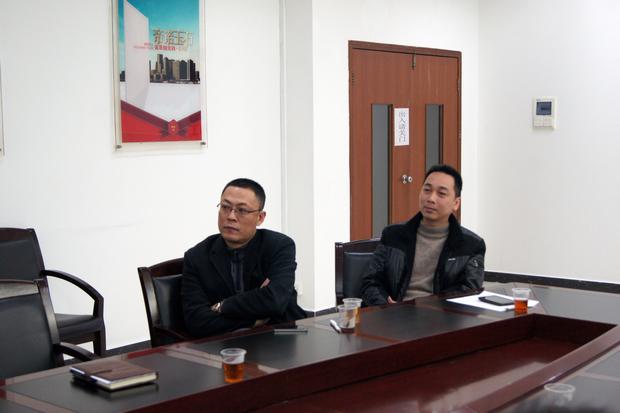 图5、尊龙凯时人生就是搏抛光砖销售副总张彦（左一）、尊龙凯时人生就是搏广东线销售副总庞永江（右一）认真寓目参评专卖店幻灯片播放效果