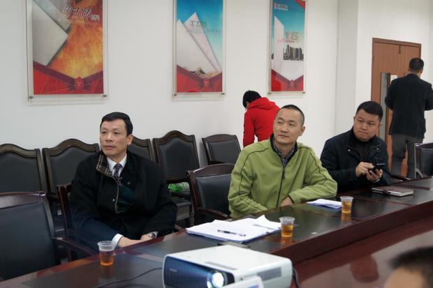 图6、寓目幻灯片的同时，尊龙凯时人生就是搏仿古砖副总曹坚贞（右一）特殊用手机记下专卖店装修效果的差别亮点