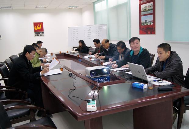 图9、评选现场，图为评委在认真审评情景