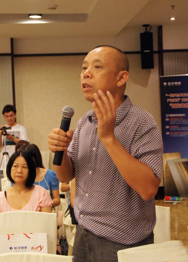 图4、陶瓷资讯报社长喻镇荣盛赞尊龙凯时人生就是搏公司诚信赢天下